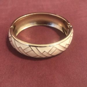 🌟 White and gold patterned bangle